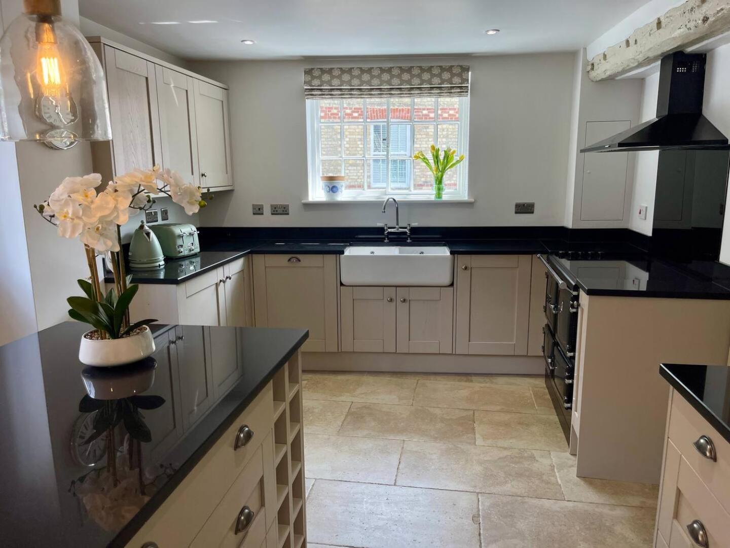 Elegant Oak Beamed House In Pretty Village - Cambridge Homehost Buckden  Exteriör bild