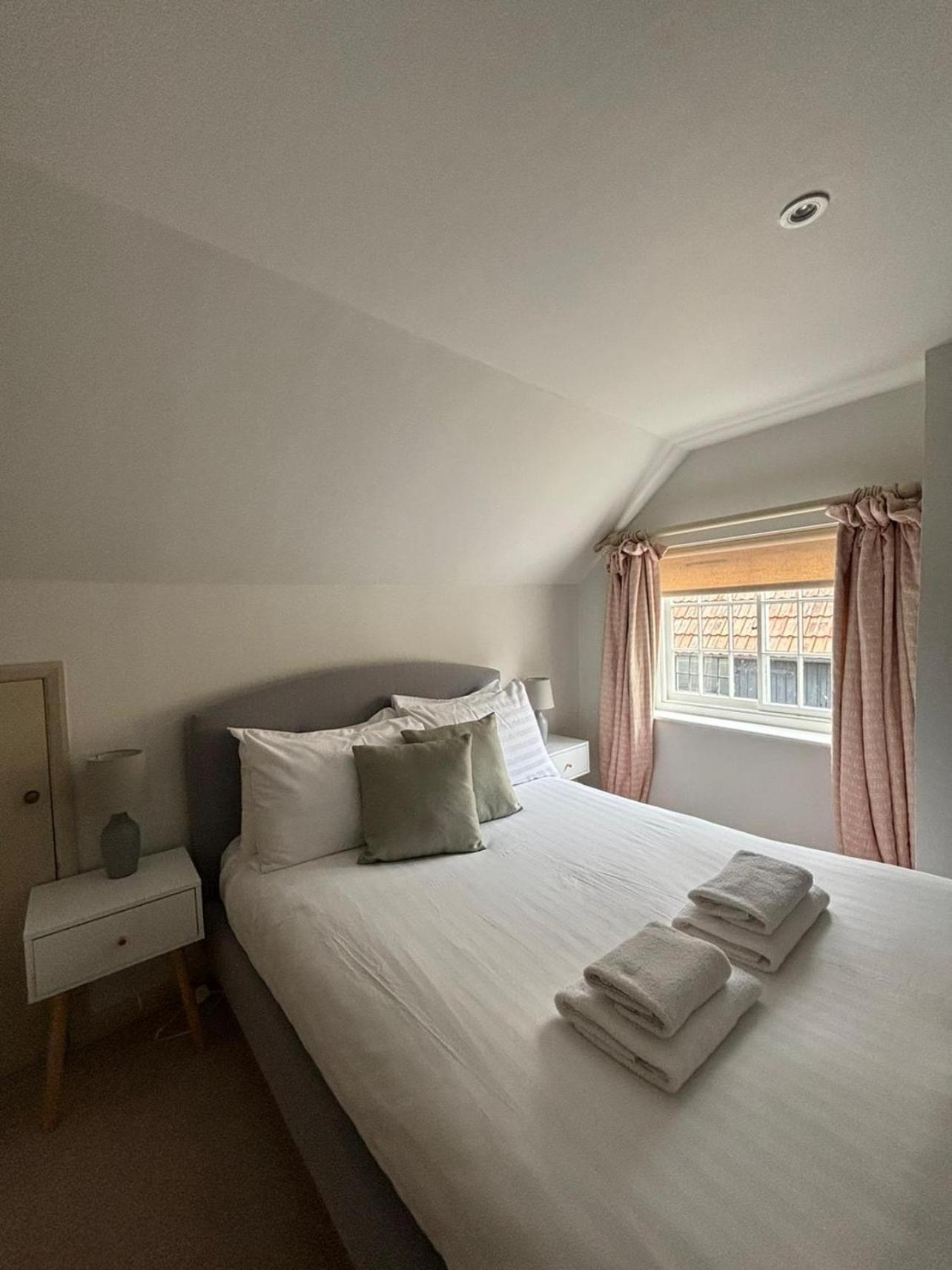 Elegant Oak Beamed House In Pretty Village - Cambridge Homehost Buckden  Exteriör bild